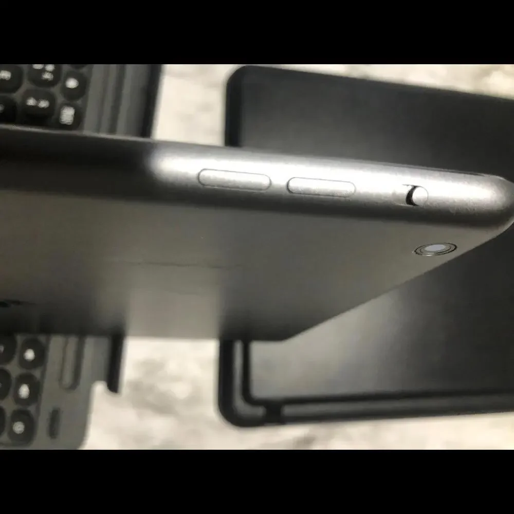 APPLE IPAD AIR 1 ST GENERATION 16 GB IN SILVER WITH ULTRA SLIM KEYBOARD & DETACH